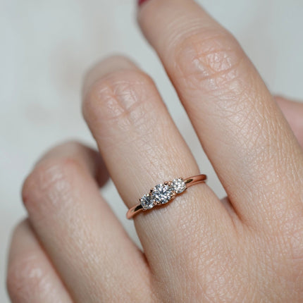 PRISCILA - Anillo tres piedras Moissanitas Oro 14K