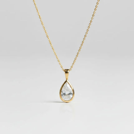 DIJE SOLITARIO DE DIAMANTE PERA EN BISEL DE ORO