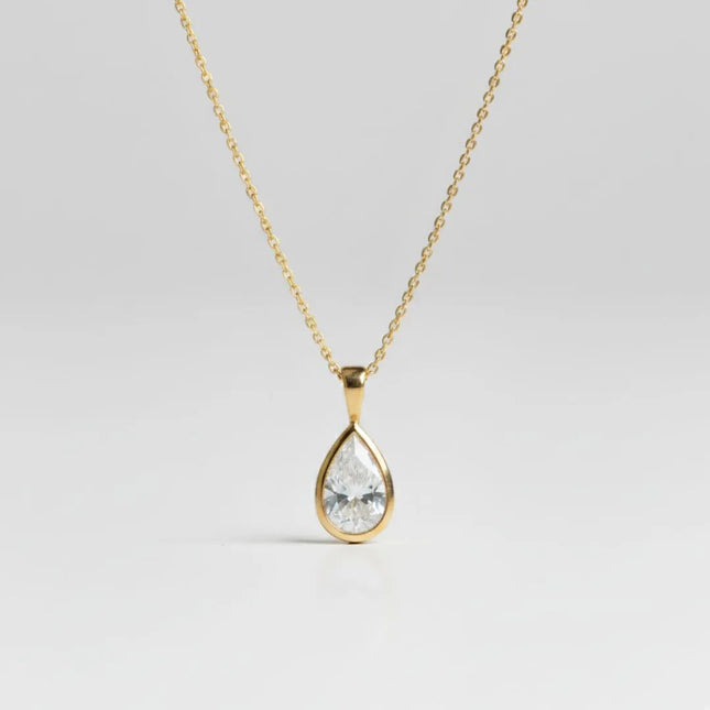 DIJE SOLITARIO DE DIAMANTE PERA EN BISEL DE ORO