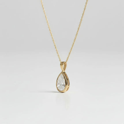 DIJE SOLITARIO DE DIAMANTE PERA EN BISEL DE ORO