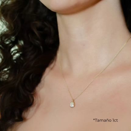 DIJE SOLITARIO DE DIAMANTE PERA EN BISEL DE ORO