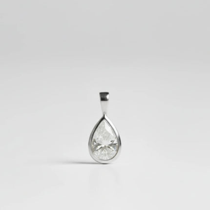 DIJE SOLITARIO DE DIAMANTE PERA EN BISEL DE ORO