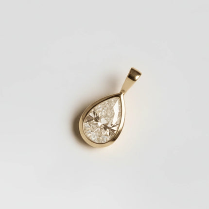 DIJE SOLITARIO DE DIAMANTE PERA EN BISEL DE ORO